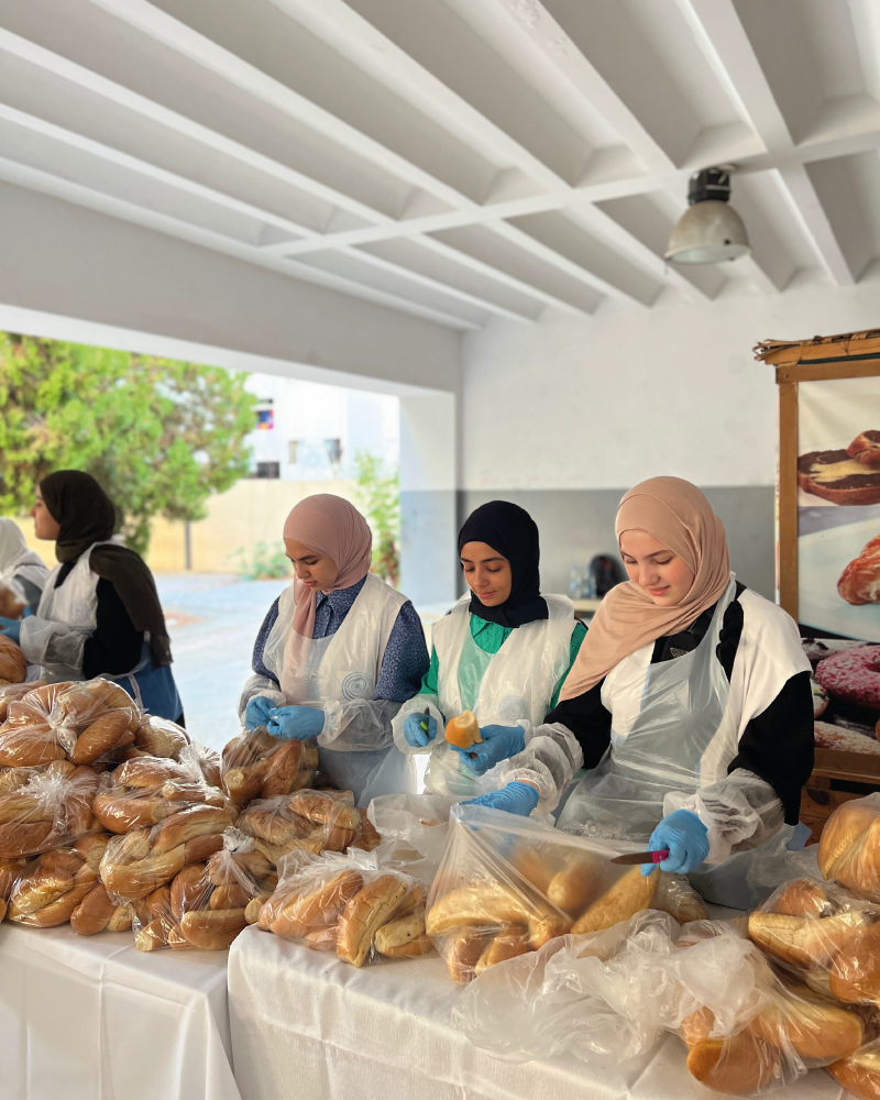 1000 ساندويش للنازحين في لبنان
